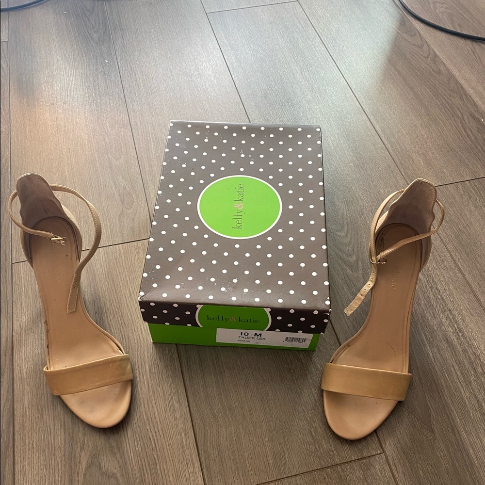 Taupe leather strappy sandals.